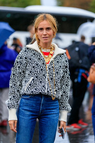 blanca miro scrimieri, chanel jacket, chanel necklace, black jacket, white jacket, monogrammed jacket, zipped jacket, golden necklace, pearl necklace, multi necklace, long necklace, charms necklace, blue jeans, PARIS, PFW, SPRING SUMMER 2020, SS 20, fashion week, frenchystyle, FW, jonathan paciullo, street style, vertical, atmosphere details, detail