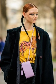 make up, close up, ginger hair, braids, piggy tails, smoky eyes, yellow shirt, printed shirt, leo tshirt, black trench, long trenchcoat, black boots, combat boots, dark denim pants, purple crossbody bag, mini necklace bag, model, fashion week, frenchystyle, FW, jonathan paciullo, street style, AUTUMN WINTER 2022-2023, FALL WINTER 2022_2023, FW 22-23, PFW, PARIS, vertical, detail