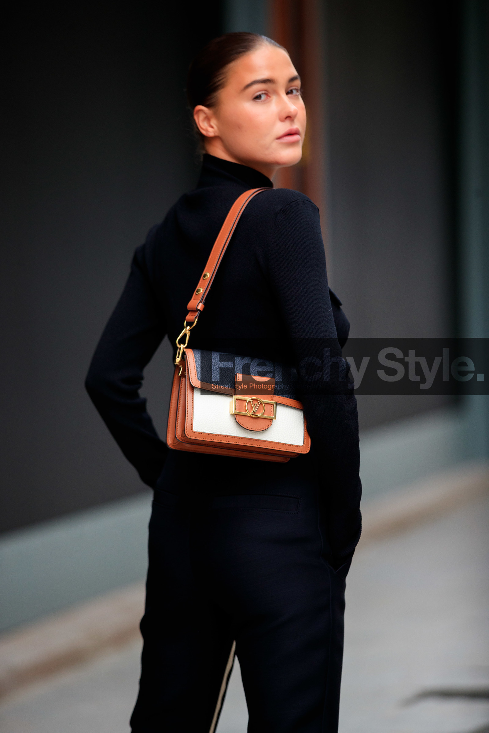sophia roe, jodhpur pantalon, black pants, black pullover, turtleneck pullover, beige pants, bicolor pants, camel leather bag, white leather bag, black leather bag, shoulder bag, PARIS, PFW, fashion week, frenchystyle, FW, jonathan paciullo, street style, SPRING SUMMER 2021, SS 21, vertical, atmosphere details, detail