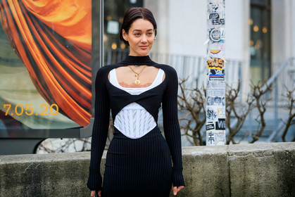kim jones, black dress, knit dress, knitwear, tight dress, long dress, long sleeves dress, openwork dress, high collar dress, white corset, white top, corset top, golden necklace, animal shape necklace, big chain necklace, multi necklace, charms necklace, elie saab dress, fashion week, frenchystyle, FW, jonathan paciullo, street style, PFW, PARIS, horizontal, atmosphere details, detail