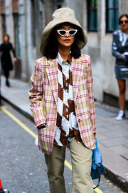 beige hat, beige pants, blue bag, brown shirt, checked, graphic jacket, leather bag, pink jacket, plaid, printed jacket, printed shirt, sunglasses, tartan, trousers, fashion week, frenchystyle, FW, jonathan paciullo, street style, LFW, LONDON, SPRING SUMMER 2019, SS 19, vertical, detail, atmosphere details
