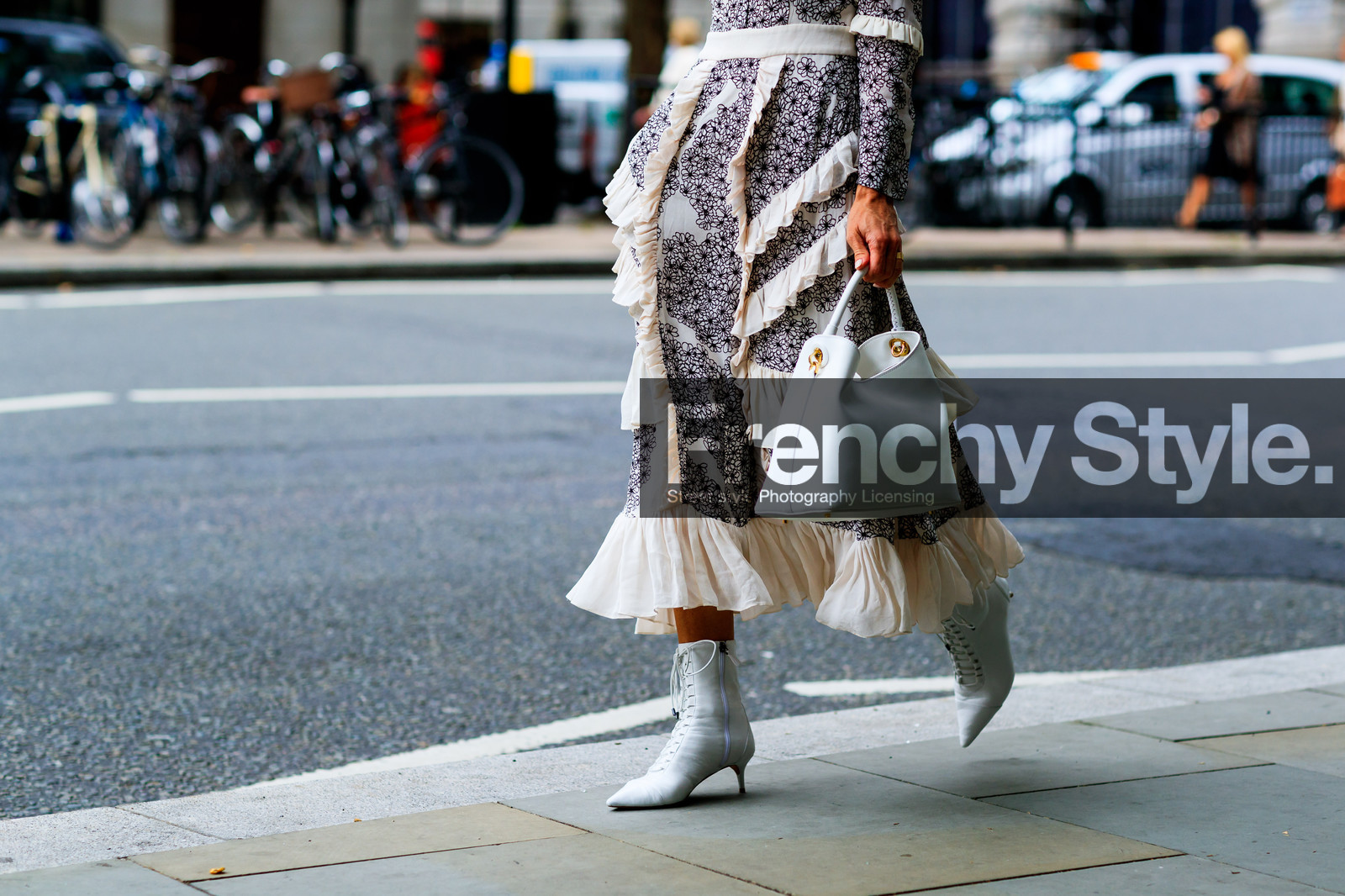 black and white, floral, flowers, graphic dress, high heels, leather bag, leather shoes, printed dress, white bag, white boots, fashion week, frenchystyle, FW, jonathan paciullo, street style, LFW, LONDON, SPRING SUMMER 2019, SS 19, atmosphere details, horizontal, detail