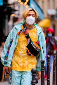 light blue jacket, light blue pants, light blue jogging pants, sportswear jacket, sportswear, yellow t-shirt, tie and dye t-shirt, crossbody bag, waist bag, rainbow pants, rainbow jacket, metalic jacket, metalic pants, sparkling jacket, sparkling pants, multicolor bag, multicolor waist bag, fashion week, frenchystyle, FW, jonathan paciullo, street style, PFW, PARIS, SPRING SUMMER 2022, SS 22, vertical, atmosphere details, detail