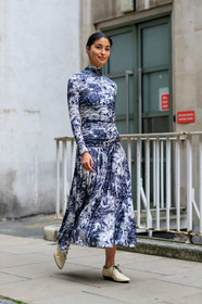 caroline issa, animal print dress, blue dress, drape dress, high collar dress, laced shoes, long sleeves dress, pleated dress, tight dress, white dress, white leather shoes, long dress, fashion week, frenchystyle, FW, jonathan paciullo, street style, vertical, full length