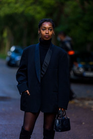 bag, black bag, black blazer, black boots, black monochrome, black turtleneck, blazer, boots, earrings, gold hoops, high boots, monochrome, oversize blazer, turtleneck, street style, jonathan paciullo, FW, frenchystyle, fashion week, PFW, PARIS, SPRING SUMMER 2022, SS 22, vertical, atmosphere details