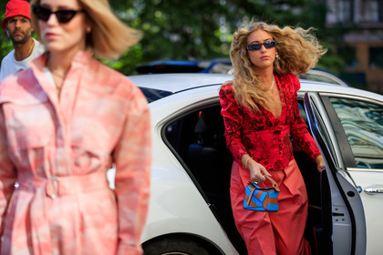 Annabel Rosendahl, emili sindlev, loewe bag, leather bag, pink pants, large pants, pleated pants, floral, flowers, red top, printed top, sunglasses, fashion week, frenchystyle, FW, jonathan paciullo, street style, NEW YORK, NYFW, SPRING SUMMER 2020, SS 20, horizontal, atmosphere details, detail