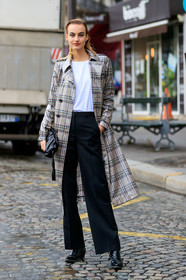 model, Maartje Verhoef, make up, make up details, green eyeliner, black eyeliner, white t-shirt, checked trench coat, vinyl trenchcoat, beige trench coat, black pants, black leather clutch, black leather boots, bottega veneta bag, plaid trenchcoat, fashion week, frenchystyle, FW, jonathan paciullo, street style, PFW, PARIS, vertical, full length