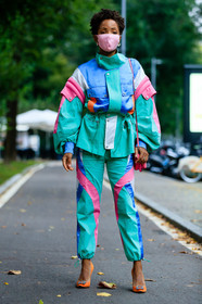 90's look, sportswear, sportswear jacket, sportswear look, green jacket, green pants, pink jacket, pink pants, blue pants, blue jacket, satin jacket, satin pants, patchwork jacket, patchwork pants, belted jacket, vintage look, vintage jacket, vintage pants, jogging pants, oversize shoulder, orange pumps, strassed pumps, manolo blahnik shoes, satin pumps, covid face mask, street style, jonathan paciullo, FW, frenchystyle, fashion week, MFW, MILAN, SPRING SUMMER 2021, SS 21, vertical, full length