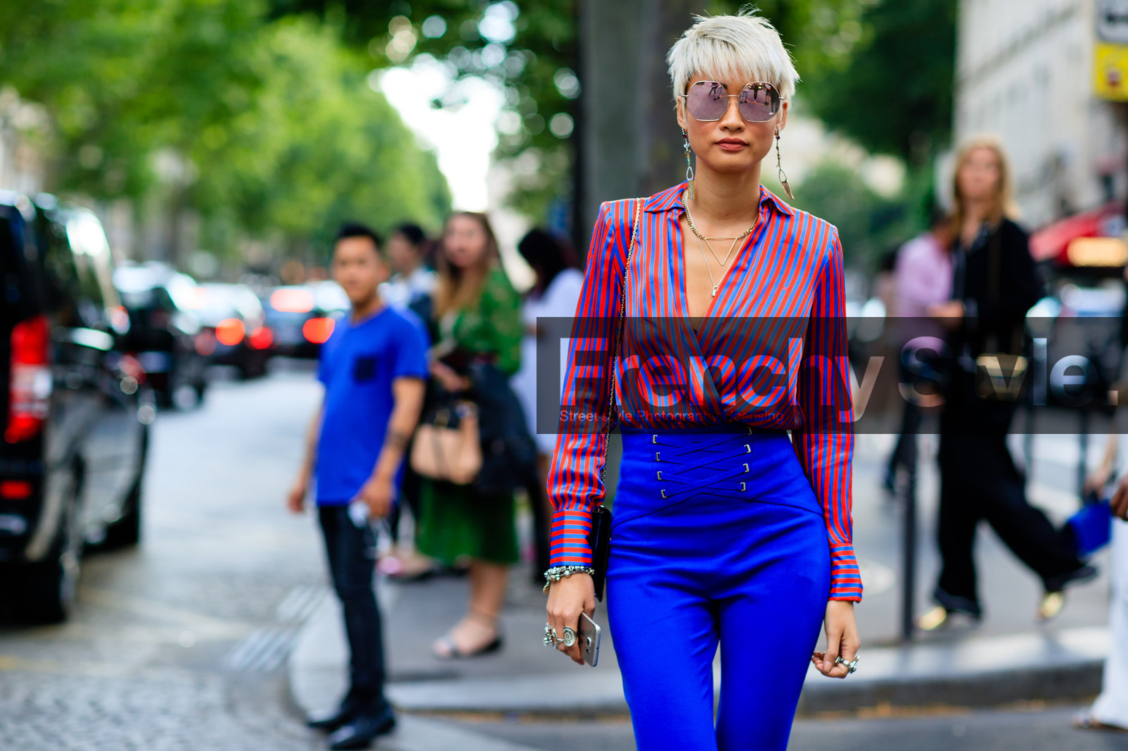atmosphere details, AUTUMN WINTER 2016-2017, AW 16-17, blue pants, corset, detail, dyed hair, esther quek, FALL WINTER 2016-2017, fashion week, frenchystyle, FW, FW 16-17, geometric, graphic shirt, HAUTE COUTURE, high waist, horizontal, jonathan paciullo, MENSWEAR, mirror effect, PARIS, PFW, pink shirt, printed shirt, short hair, street style, sunglasses, trousers