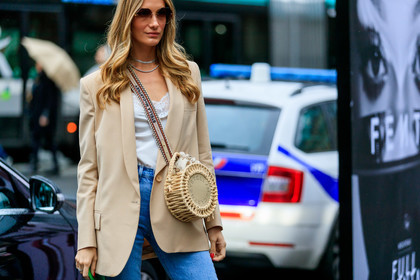 light beige bag, light beige jacket, white top, lace top, underwear top, blue jeans, denim, crossbody bag, straw bag, basket bag, logo strap bag, stella mccartney bag, chloe sunglasses, smoked sunglasses, geometric shape glasses, strassed necklace, fashion week, frenchystyle, FW, jonathan paciullo, street style, PFW, PARIS, horizontal, atmosphere details, detail