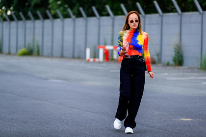 black belt, black pants, leather bag, leather belt, leather shoes, multicolor sweater, sunglasses, tie & die, trousers, vêtements, white sneakers, fashion week, frenchystyle, FW, jonathan paciullo, street style, PFW, PARIS, atmosphere details, horizontal, full length, AUTUMN WINTER 2018-2019, FALL WINTER 2018-2019, FW 18-19