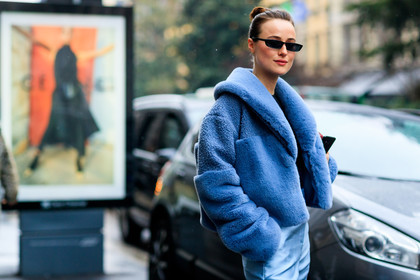 blue fur coat, blue jacket, blue pants, fur jacket, leather bag, red bag, sunglasses, trousers, fashion week, frenchystyle, FW, jonathan paciullo, street style, MFW, MILAN, AUTUMN WINTER 2018-2019, FALL WINTER 2018-2019, FW 18-19, horizontal, atmosphere details, lena lademann
