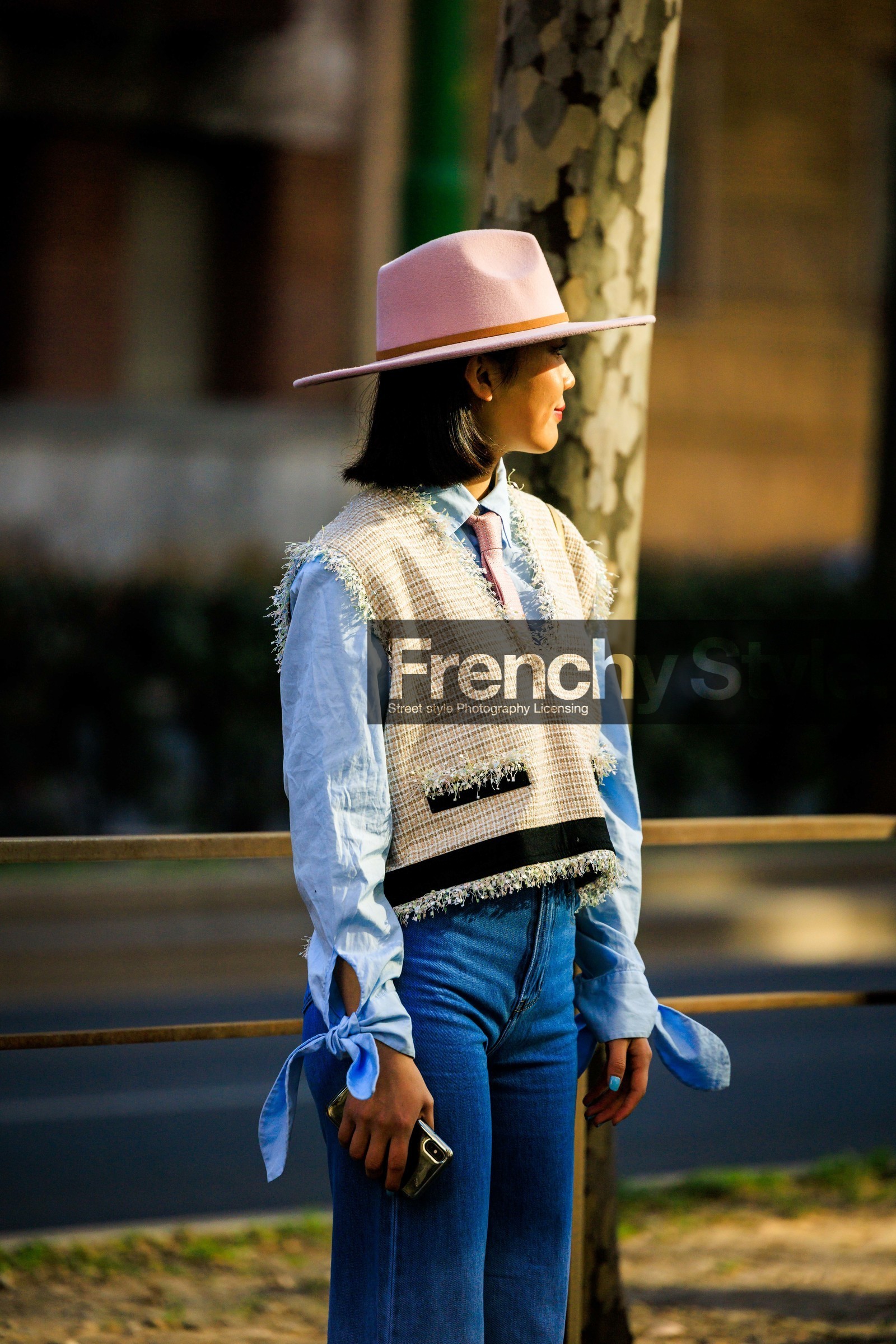 pink hat, blue shirt, beige vest, sleveless vest, ruffle vest, classic jeans, blue jeans, cowboy look, fashion week, frenchystyle, FW, jonathan paciullo, street style, vertical, atmosphere details, detail