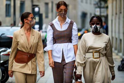 light beige jacket, light beige dress, light beige pants, light beige suits, belted jacket, belted dress, camel leather belt, belt bag, white leather belt, golden buckle belt, long sleeves dress, white shirt, red top, red pants, cropped top, sleeveless top, checked pants, checked top, layered bra, layered top, metalic frame sunglasses, aviator sunglasses, sheer sunglasses, pink sunglasses, silvered necklace, big chain necklace, multi necklace, brown top, brown pants, cropped pants, fur bag, covid face mask, jacqueline zelwis, lois opoku, sarah lou falk, street style, jonathan paciullo, FW, frenchystyle, fashion week, MFW, MILAN, SPRING SUMMER 2021, SS 21, horizontal, atmosphere details, detail