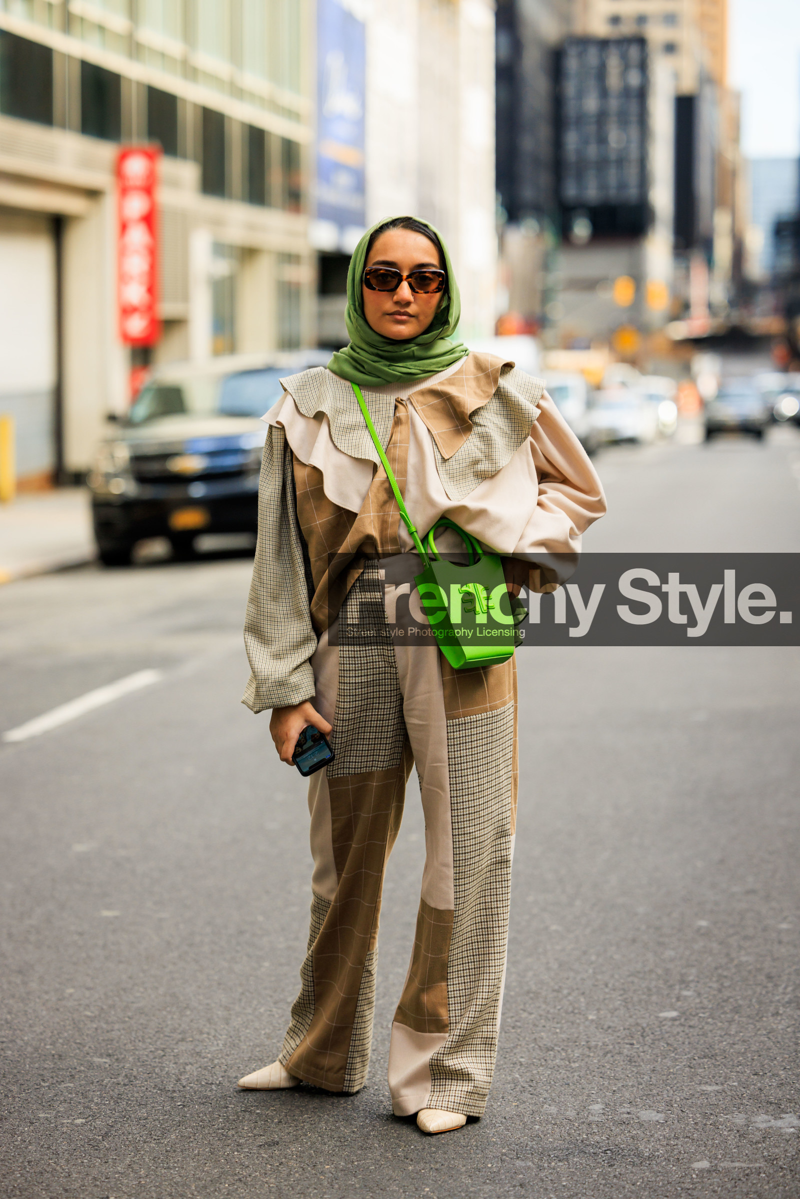 patchwork look, beig patchwork pants, patch work oversized shirt, green scarf, rayban sunglasses, green hijab, fluo green crossbody bag, fashion week, frenchystyle, FW, jonathan paciullo, street style, NYFW, NEW YORK, AUTUMN WINTER 2022-2023, FALL WINTER 2022_2023, FW 22-23, vertical, full length
