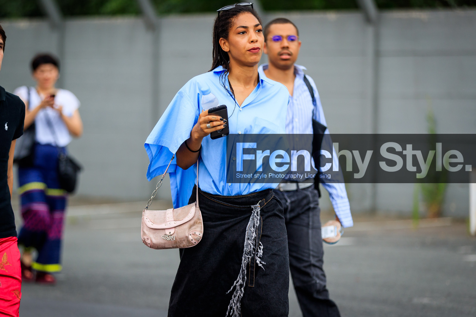 black denim, black skirt, blue shirt, denim skirt, leather bag, pink bag, fashion week, frenchystyle, FW, jonathan paciullo, street style, PFW, PARIS, atmosphere details, horizontal, detail, AUTUMN WINTER 2018-2019, FALL WINTER 2018-2019, FW 18-19