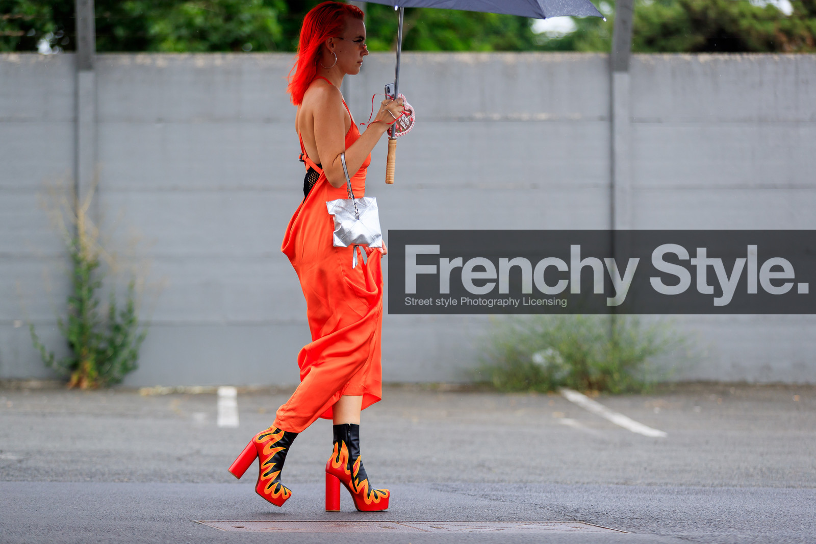 dyed hair, high heels, leather bag, leather shoes, orange dress, printed shoes, red hair, silver bag, sunglasses, vêtements, fashion week, frenchystyle, FW, jonathan paciullo, street style, PFW, PARIS, atmosphere details, horizontal, full length, AUTUMN WINTER 2018-2019, FALL WINTER 2018-2019, FW 18-19