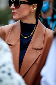 julia comil, brown leather jacket, brown leather coat, black sunglasses, chanel sunglasses, golden earrings, hoop earrings, golden necklace, multi earrings, jewel close up, earring detail, earring cuff, close up detail, street style, jonathan paciullo, FW, frenchystyle, fashion week, PFW, PARIS, SPRING SUMMER 2021, SS 21, vertical, atmosphere details, detail