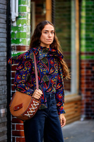 black denim, camel bag, denim pants, erika boldrin, graphic bag, graphic shirt, jeans, jw anderson, leather bag, long hair, multicolor shirt, printed bag, printed shirt, trousers, fashion week, frenchystyle, FW, jonathan paciullo, street style, LFW, LONDON, SPRING SUMMER 2019, SS 19, vertical, detail, atmosphere details