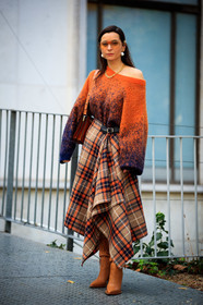 julia comil, orange pullover, orange skirt, tie and dye pullover, navy blue pullover, plaid skirt, checked skirt, asymetrical pullover, oversize pull, oversize pullover, aviator sunglasses, metalic frame sunglasses, yellow sunglasses, pearl earrings, dangling earrings, golden earrings, golden necklace, chain necklace, long skirt, camel leather bag, camel leather boots, chloe earrings, fashion week, frenchystyle, FW, jonathan paciullo, street style, PFW, PARIS, SPRING SUMMER 2021, SS 21, vertical, full length