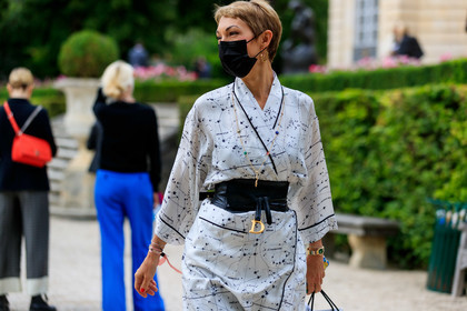 white dress, white down jacket, kimono jacket, kimono dress, printed dress, printed jacket, belted dress, belted jacket, black leather belt, big belt, silk dress, silk jacket, jacket dress, black dress, black jacket, dior dress, dior jacket, dior belt, dior total look, golden earrings, hoop earrings, strassed earrings, golden belt, long sleeves dress, fashion week, frenchystyle, FW, jonathan paciullo, street style, PFW, PARIS, AUTUMN WINTER 2021-2022, FALL WINTER 2021-2022, FW 21-22, atmosphere details, horizontal, detail