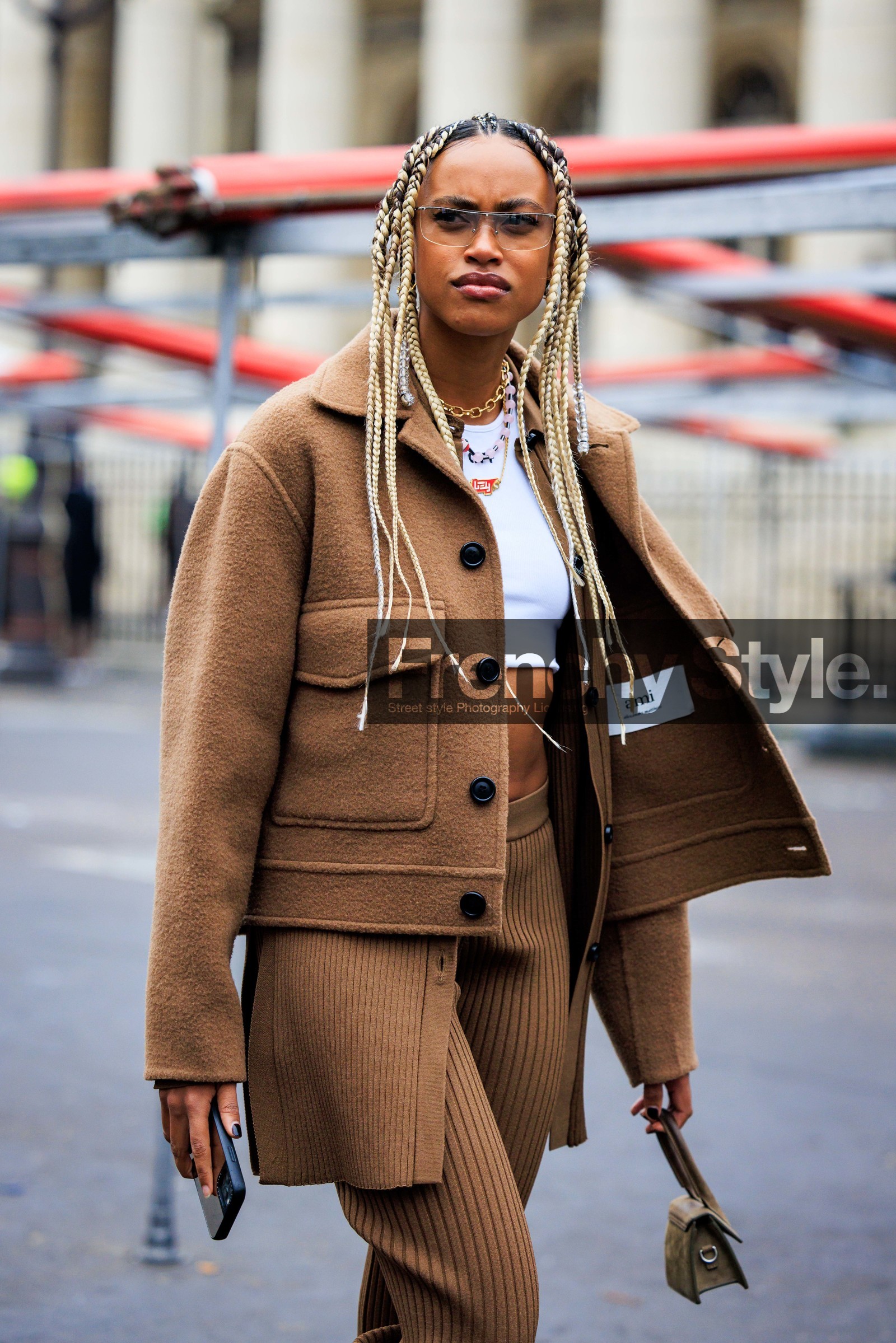 blond braids, long braids, transparent glasses, camel jacket, cropped tshirt, white tshirt, golden necklace, buttoned cardigan, camel cardigan, pleated trousers, camel trousers, knitwear, knits, mini bag, chiquito bag, jacquemus bag, fashion week, frenchystyle, FW, jonathan paciullo, street style, PFW, PARIS, menswear, AUTUMN WINTER 2022-2023, FALL WINTER 2022-2023, FW 22-23, atmosphere details, detail, vertical