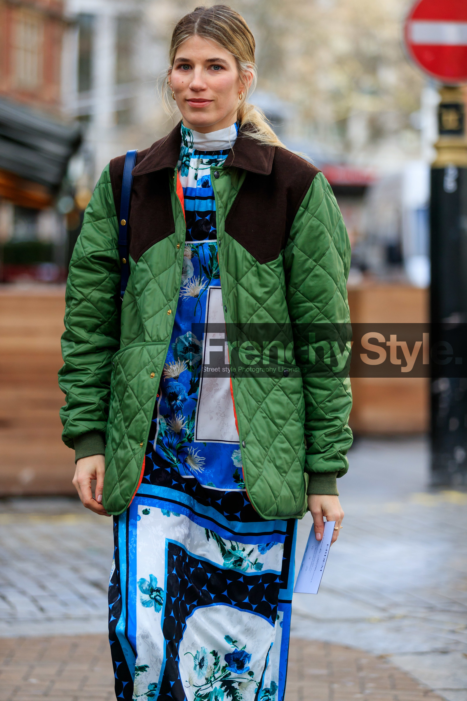 veronika heilbrunner, green coat, brown coat, velvet coat, bicolor coat, down jacket, barbour coat, blue dress, light blue dress, cachemere printed dress, navy blue dress, white dress, long dress, floral printed dress, high collar dress, fashion week, frenchystyle, FW, jonathan paciullo, street style, LFW, LONDON, AUTUMN WINTER 2020-2021, FALL WINTER 2020-2021, FW 20-21, vertical, atmosphere details, detail