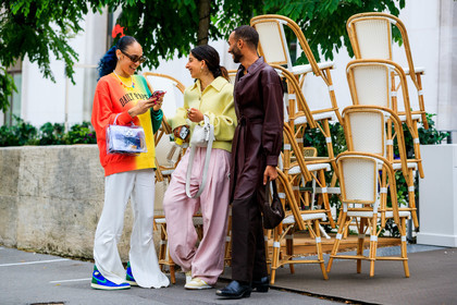 nike shoes, light yellow jacket, yellow jacket, white top, asymmetrical top, cropped top, light pink pants, pink pants, oversize pants, carrot pants, low waist pants, golden necklace, golden earrings, multi necklace, multi earrings, medal necklace, pearl necklace, white leather bag, acne studios bag, selma kaci, tie and dye sweatshirt, red sweatshirt, yellow sweatshirt, green sweatshirt, white pants, flare pants, sheer bag, plastic bag, hand bag, off white bag, pearl necklace, multicolor necklace, lucky charm necklace, hera pradel, fashion week, frenchystyle, FW, jonathan paciullo, street style, PFW, PARIS, SPRING SUMMER 2022, SS 22, horizontal, atmosphere details, full length