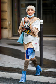 beige sweatshirt, patchwork pullover, patchwork sweat shirt, oversize sweatshirt, denim, denim boots, denim skirt, denim shoes, patchwork skirt, blue skirt, blue boots, margiela boots, gucci socks, monogrammed socks, beige socks, high socks, tatoo, tatoo detail, golden watch, silver bracelet, silvered ring, chain necklace, fashion week, frenchystyle, FW, jonathan paciullo, street style, PFW, PARIS, SPRING SUMMER 2022, SS 22, vertical, full length