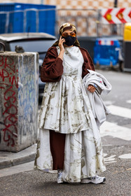 bag, beige scarf, brown bag, brown dress, croco bag, dress, facial mask, floral dress, floral print, flower, grey dress, hijab, layering, leather bag, orange sunglasses, pleated dress, print, printed scarf, scarf, sneakers, white sneakers, fashion week, frenchystyle, FW, jonathan paciullo, street style, PFW, PARIS, SPRING SUMMER 2022, SS 22, vertical, full length