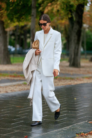 julie pelipas, white jacket, white pants, white suits, white top, white total look, light beige leather trenchcoat, black leather loafers, beige leather clutch, PARIS, PFW, SPRING SUMMER 2020, SS 20, fashion week, frenchystyle, FW, jonathan paciullo, street style, vertical, full length