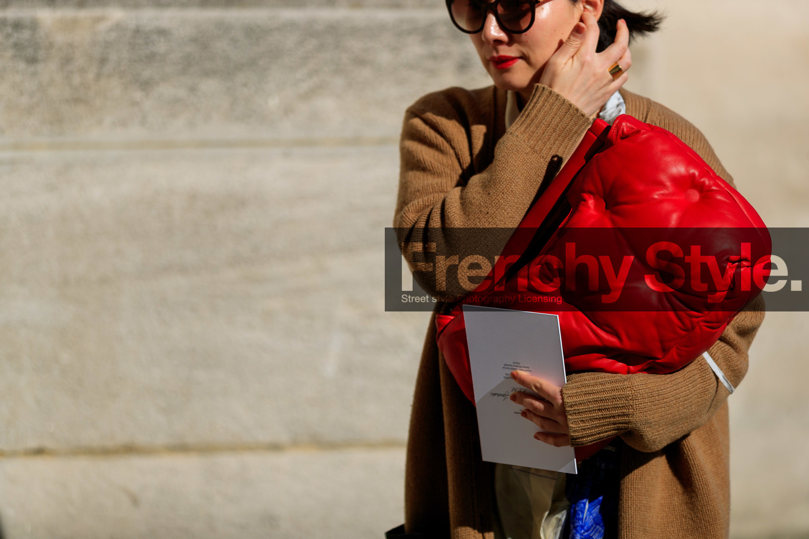 camel sweater, leather bag, maison martin margiela, red bag, sunglasses, PARIS, PFW, street style, jonathan paciullo, FW, frenchystyle, fashion week, AUTUMN WINTER 2019-2020, AW 19-20, FALL WINTER 2019-2020, FW 19-20, horizontal, atmosphere details, detail