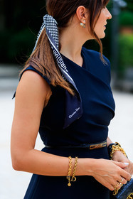 dior total look, dior bag, dior belt, dior dress, dior earrings, dior ring, dior scarf, black dress, navy blue dress, sleeveless dress, belted dress, checked scarf, houndstooth printed scarf, hair scarf, black scarf, white scarf, bicolor scarf, hair details, ponytail, ponytail, golden bracelet, golden belt, big chain bracelet, golden ring, pearl earrings, initials earrings, diamond earrings, drape dress, jewel close up, carlotta rubaltelli, fashion week, frenchystyle, FW, jonathan paciullo, street style, PFW, PARIS, AUTUMN WINTER 2021-2022, FALL WINTER 2021-2022, FW 21-22, vertical, atmosphere details, detail
