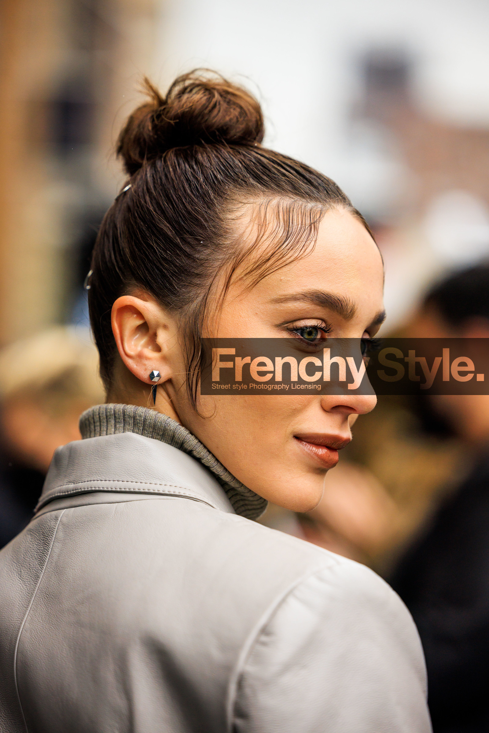 high bow hairstyle, make up, silver studs, studs earrings, silver earrings, mary leest, fashion week, frenchystyle, FW, jonathan paciullo, street style, NYFW, NEW YORK, AUTUMN WINTER 2022-2023, FALL WINTER 2022_2023, FW 22-23, vertical, atmosphere details