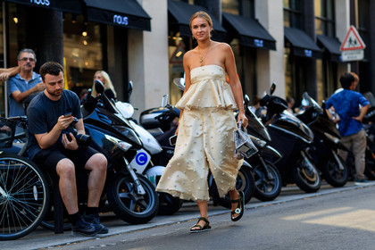 black shoes, bustier top, graphic bag, green shoes, leather bag, leather shoes, metallic bag, necklace, printed bag, trousers, wide pants, yellow pants, yellow top, fashion week, frenchystyle, FW, jonathan paciullo, street style, PFW, PARIS, horizontal, atmosphere details, full length, AUTUMN WINTER 2018-2019, FALL WINTER 2018-2019, FW 18-19, nina suess