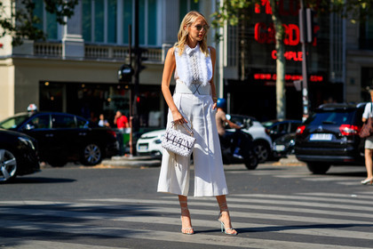 embroideries, feathers, graphic bag, high heels, leather bag, leather shoes, printed bag, sleeveless, sunglasses, tone on tone, total look white, trousers, valentino, white bag, white belt, white pants, white shirt, white shoes, fashion week, frenchystyle, FW, jonathan paciullo, street style, PFW, PARIS, horizontal, atmosphere details, full length, AUTUMN WINTER 2018-2019, FALL WINTER 2018-2019, FW 18-19