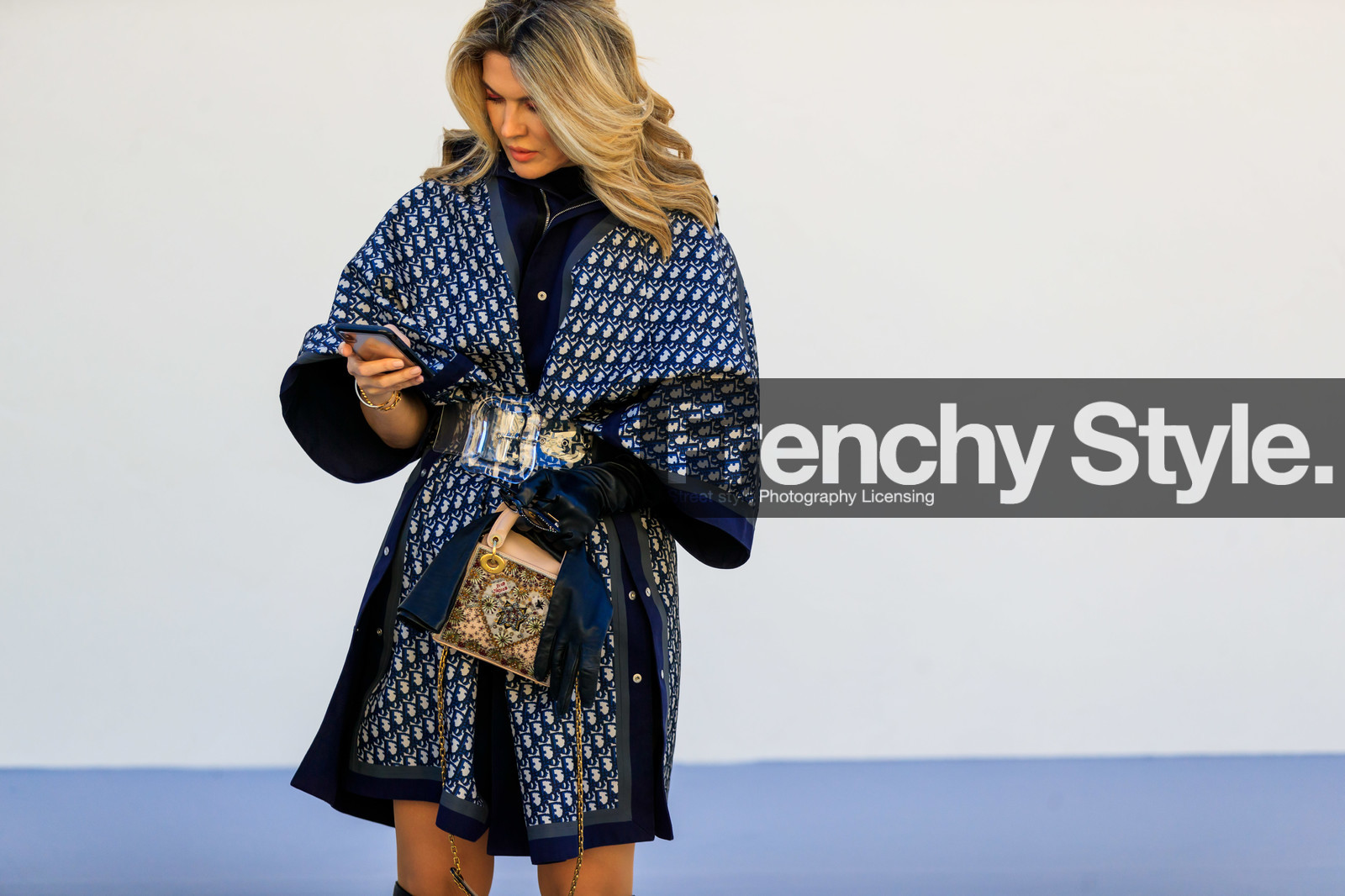 beige bag, black sweater, blue jacket, christian dior, embroidered bag, gold bag, graphic bag, graphic dress, graphic jacket, leather bag, monogram, printed bag, printed dress, printed jacket, shiny bag, transparent belt, fashion week, frenchystyle, FW, jonathan paciullo, street style, PFW, PARIS, AUTUMN WINTER 2019-2020, AW 19-20, FALL WINTER 2019-2020, FW 19-20, horizontal, atmosphere details, detail