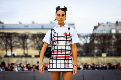 mini dress, dior, plaid dress, white dress, white shirt, black handbag, high bows hairstyle, sarah lysander, fashion week, frenchystyle, FW, jonathan paciullo, street style, AUTUMN WINTER 2022-2023, FALL WINTER 2022_2023, FW 22-23, PFW, PARIS, horizontal, atmosphere details, detail