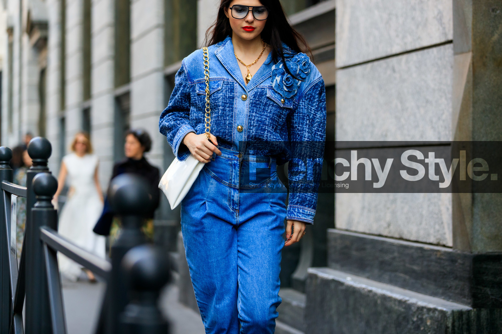 doina ciobanu, blue jeans, denim, denim jacket, denim total look, tweed jacket, floral embroidered jacket, high waist jeans, blue jacket, blue sunglasses, aviator sunglasses, red lipstick, golden necklace, big chain necklace, charms necklace, mom jeans, white leather bag, shoulder bag, golden chain strap bag, fashion week, frenchystyle, FW, jonathan paciullo, street style, MFW, MILAN, AUTUMN WINTER 2020-2021, FALL WINTER 2020-2021, FW 20-21, horizontal, atmosphere details, detail