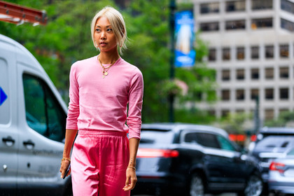 necklace, pink pants, pink sweater, trousers, vanessa hong, street style, jonathan paciullo, FW, frenchystyle, fashion week, NYFW, NEW YORK, SPRING SUMMER 2019, SS 19, atmosphere details, horizontal, detail