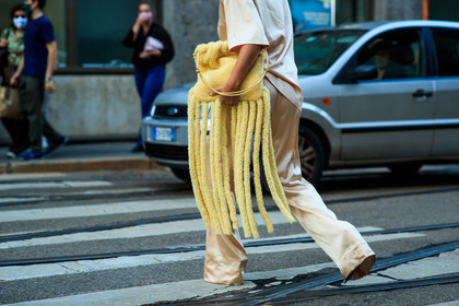 nude shirt, nude pants, silk pants, silk shirt, satin pants, satin shirt, short sleeves shirt, pyjama shirt, pyjama pants, pyjama look, yellow bag, fur bag, fringe bag, Tiffany Hsu, street style, jonathan paciullo, FW, frenchystyle, fashion week, MFW, MILAN, SPRING SUMMER 2021, SS 21, horizontal, atmosphere details, detail