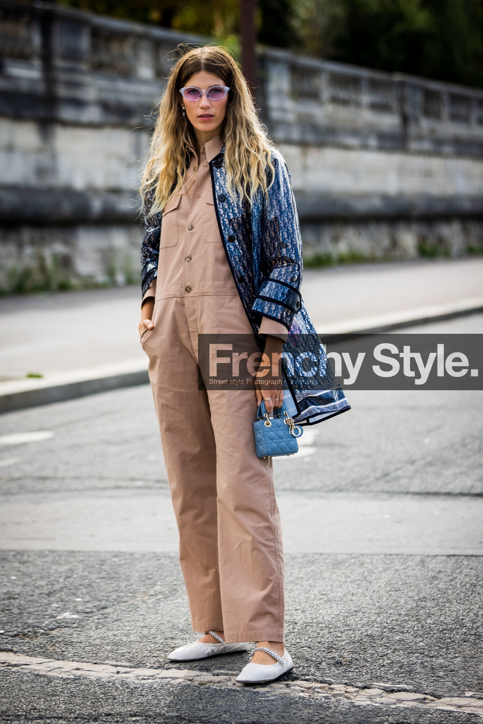 bag, ballerine, beige jumpsuit, blue bag, coat, dior coat, flats, jumpsuit, leather bag, leather flats, mini bag, purple sunglasses, quilted bag, raincoat, strass shoes, sunglasses, transparent sunglasses, Veronika Heilbrunner, white flats, print, logo print, printed coat, dior raincoat, transparent raincoat, fashion week, frenchystyle, FW, jonathan paciullo, street style, PFW, PARIS, SPRING SUMMER 2022, SS 22, vertical, full length