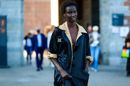 black trench coat, beige trench coat, bicolor trench coat, satin trenchcoat, fashion week, frenchystyle, FW, jonathan paciullo, street style, MFW, MILAN, SPRING SUMMER 2021, SS 21, horizontal, atmosphere details, detail, model