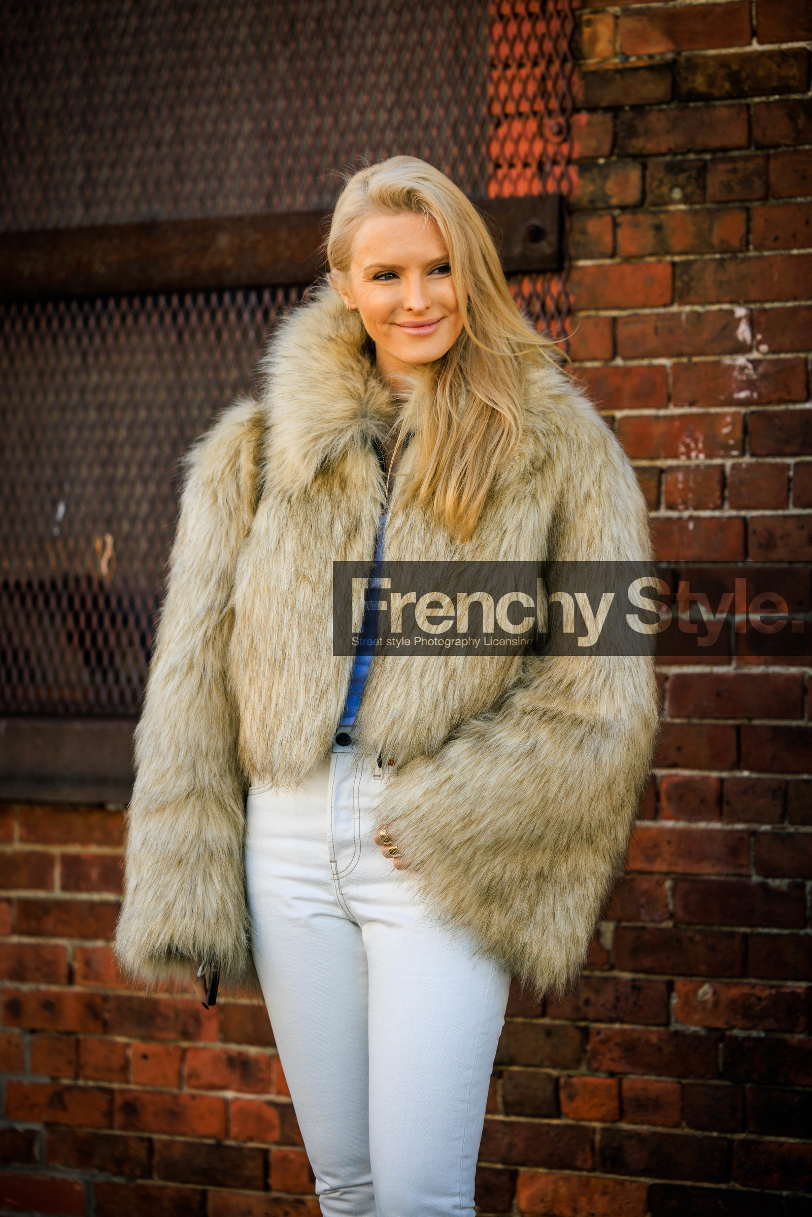 furry coat, white pants, white denim, beige coat, kate davidson hudson, street style, jonathan paciullo, FW, frenchystyle, fashion week, NYFW, NEW YORK, AUTUMN WINTER 2022-2023, FALL WINTER 2022_2023, FW 22-23, vertical, atmosphere details