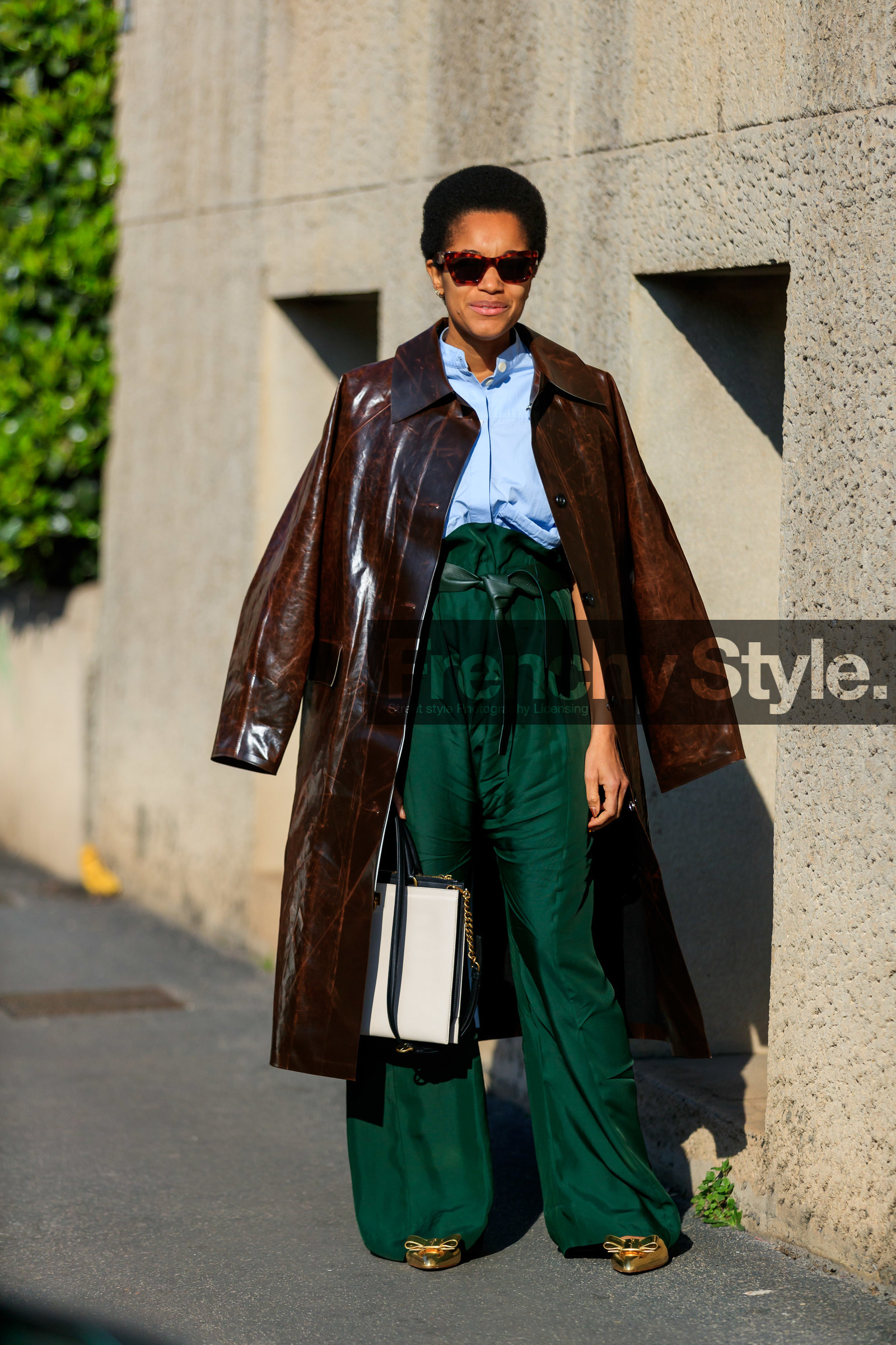 tamu mcpherson, brown leather coat, brown leather trench coat, brown leather jacket, green pants, green leather belt, satin pants, high waist pants, belted pants, silk pants, loose pants, white leather bag, black leather bag, ferragamo bag, ferragamo shoes, golden shoes, light blue shirt, scale sunglasses, butterfly sunglasses, bicolor bag, fashion week, frenchystyle, FW, jonathan paciullo, street style, MFW, MILAN, AUTUMN WINTER 2020-2021, FALL WINTER 2020-2021, FW 20-21, vertical, full length