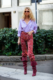 model, red pants, red jeans, cachemere printed pants, cachemere printed jeans, pink shirt, lilac shirt, striped shirt, etro shirt, etro pants, big sunglasses, smoked sunglasses, burgundy leather boots, high boots, low necked shirt, golden necklace, letters necklace, etro boots, fashion week, frenchystyle, FW, jonathan paciullo, street style, MFW, MILAN, AUTUMN WINTER 2020-2021, FALL WINTER 2020-2021, FW 20-21, vertical, full length