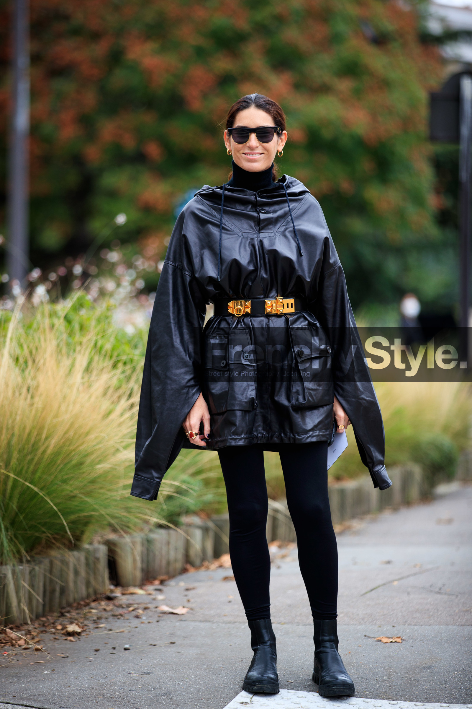 deborah reyner sebag, black leather jacket, black leather hoodie, hoodie, hoodie coat, leather hoodie, black legging, black leather boots, black sunglasses, black leather belt, black total look, studs belt, golden belt, big belt, belted jacket, belted hoodie, flat boots, chelsea boots, hermes belt, golden earrings, hoop earrings, oversize sleeves, fashion week, frenchystyle, FW, jonathan paciullo, street style, PFW, PARIS, SPRING SUMMER 2021, SS 21, vertical, full length
