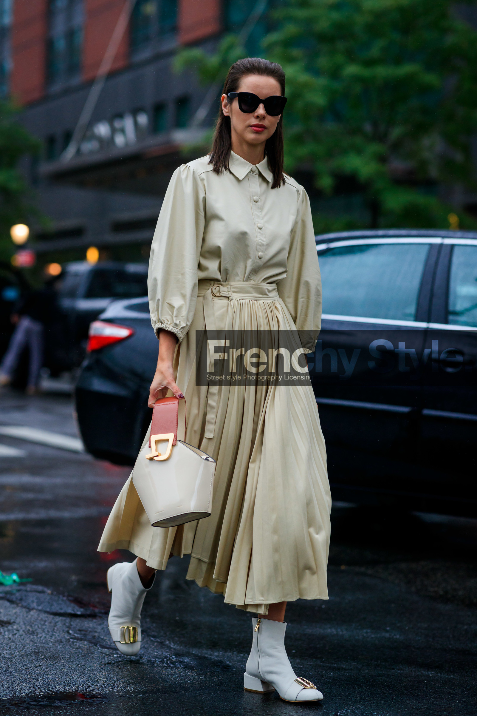beige shirt, beige skirt, danse lente, high waist, leather bag, leather shoes, pleated skirt, sunglasses, white bag, white shoes, fashion week, frenchystyle, FW, jonathan paciullo, street style, NEW YORK, NYFW, SPRING SUMMER 2020, SS 20, vertical, full length