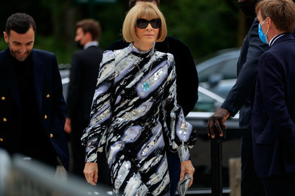 striped dress, grey dress, black dress, zebra printed dress, sequins dress, embroidered dress, long sleeves dress, long dress, strassed dress, louis vuitton dress, anna wintour, fashion week, frenchystyle, FW, jonathan paciullo, street style, PFW, PARIS, AUTUMN WINTER 2021-2022, FALL WINTER 2021-2022, FW 21-22, atmosphere details, horizontal, detail