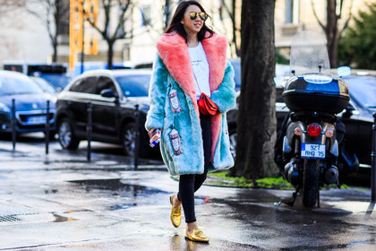 atmosphere details, AUTUMN WINTER 2016-2017, aviator sunglasses, AW 16-17, black leggings, blue coat, blue fur, chloe, FALL WINTER 2016-2017, fashion week, frenchystyle, full length, fur coat, FW, FW 16-17, golden shoes, gucci, horizontal, jonathan paciullo, leather bag, loafers, mini bag, mocassins, PARIS, PFW, pink fur, red bag, red fur, shiny shoes, shiny slippers, street style, sunglasses, trousers, white t shirt, yuwei zhangzou